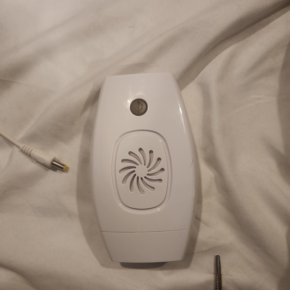 Nood The Flasher 2.0 IPL hair removal handset.